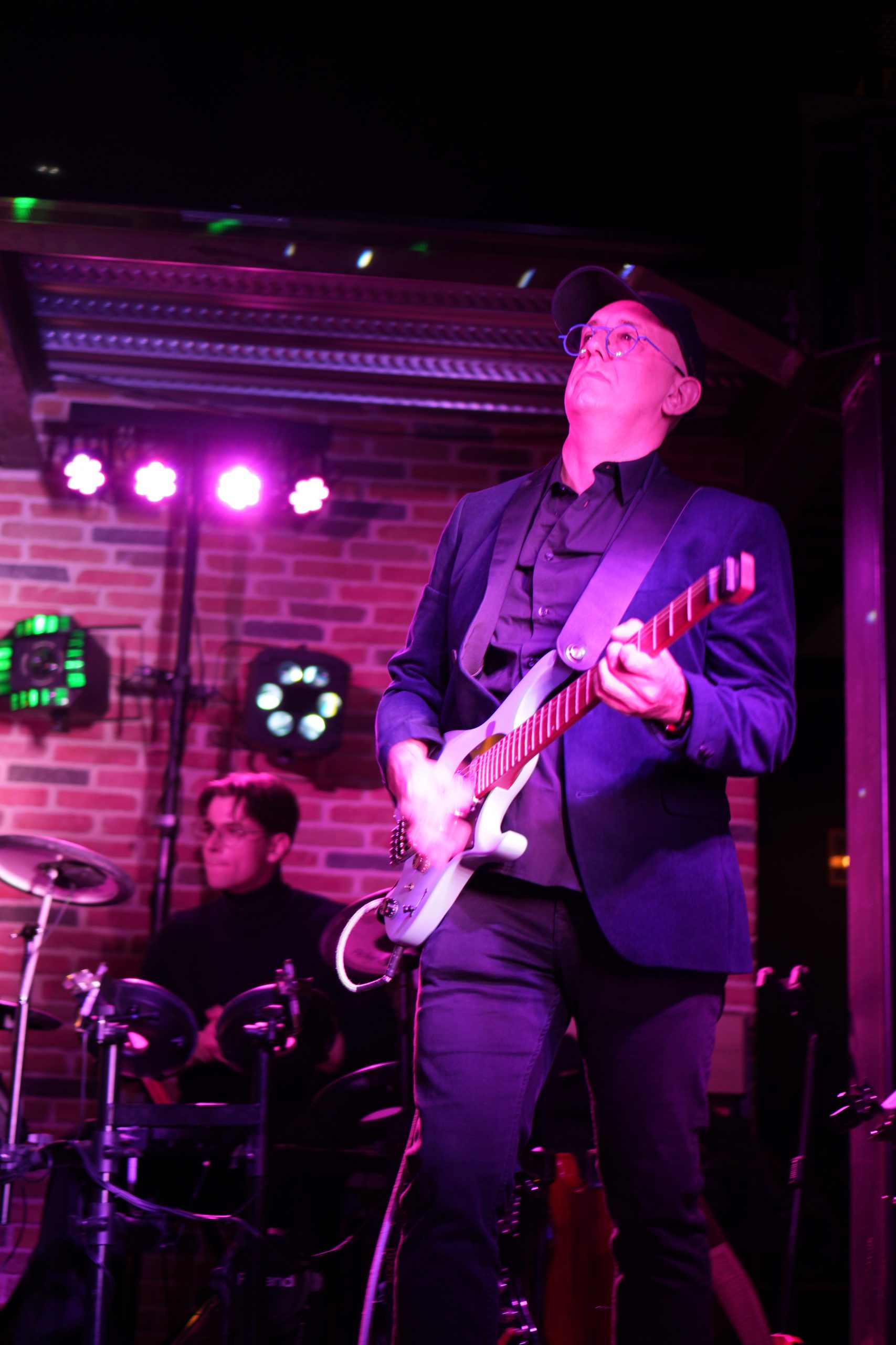 Gary à la basse lors d'un concert