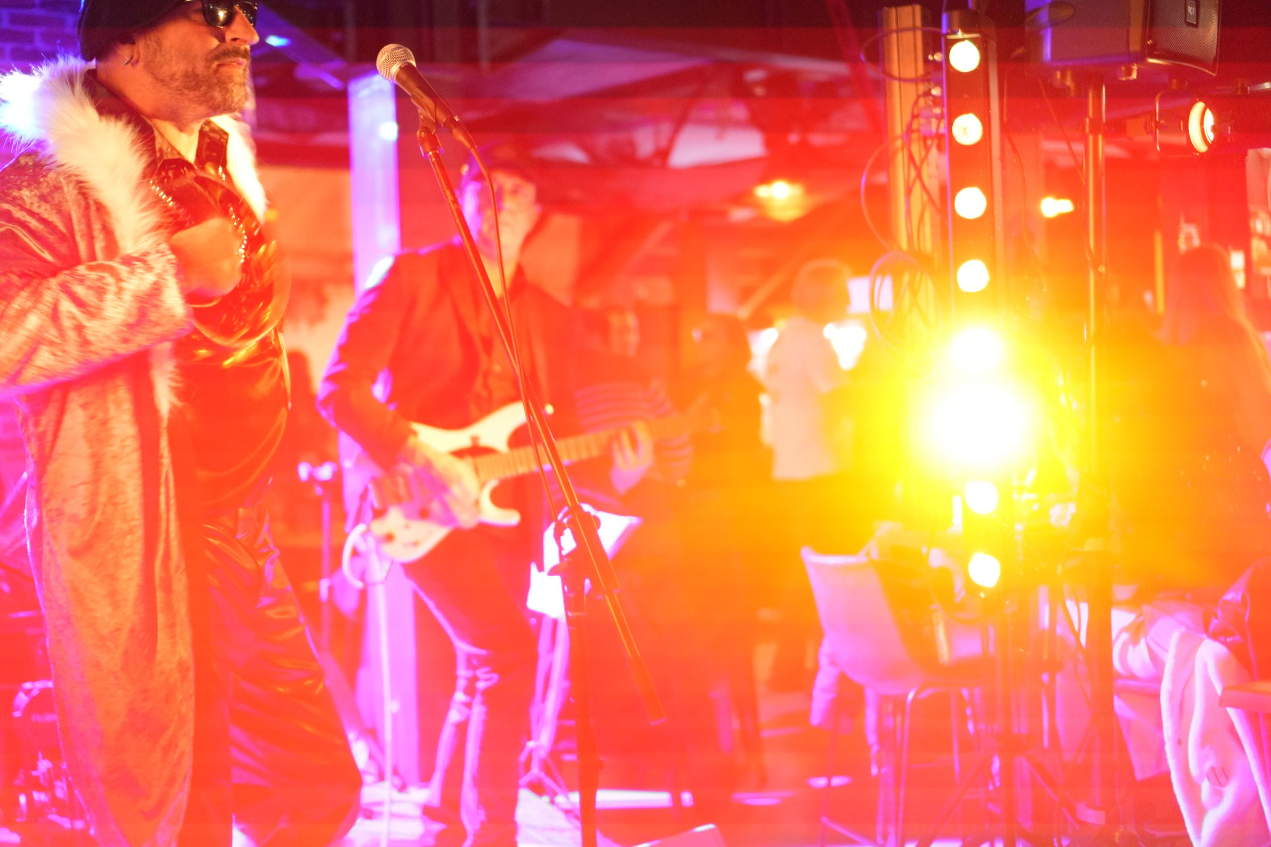 lumière rouge, rose, orange sur scène