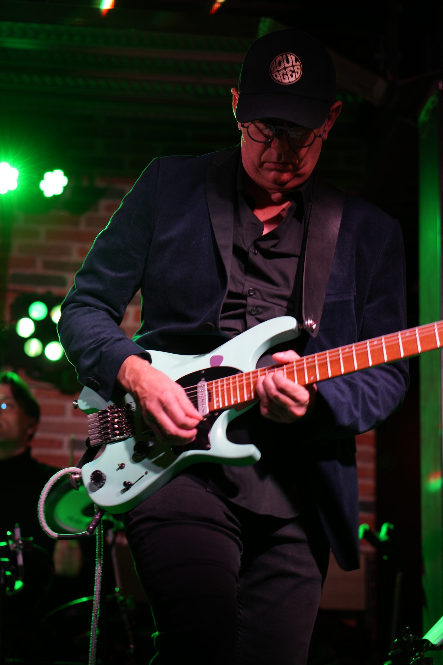 Gary à la guitare pendant un concert