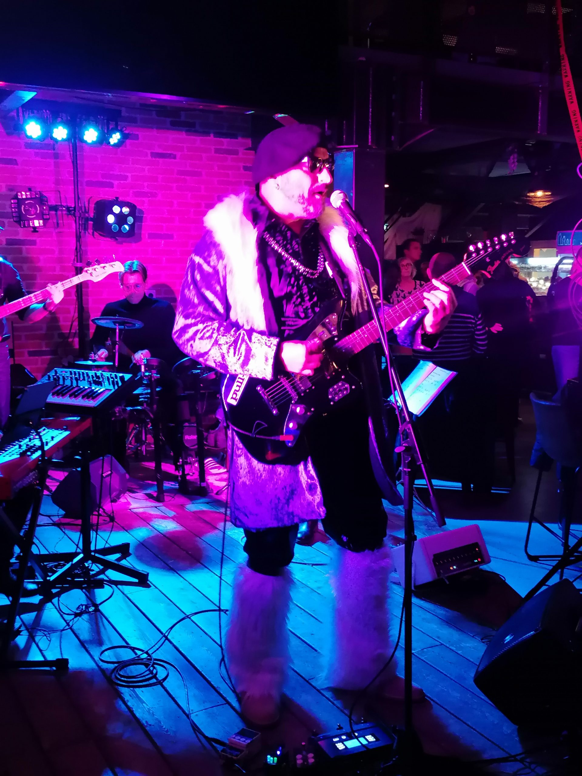 Vince au micro et à la basse lors d'un concert